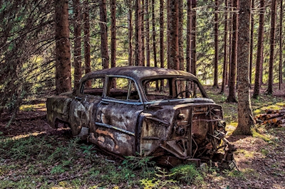 Övergiven Chevrolet i skogen