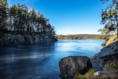 Jäätynyt kivinen järvi