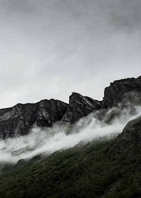 Montagnes norvégiennes brumeuses