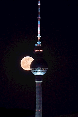 Volle maan bij TV Tower 2