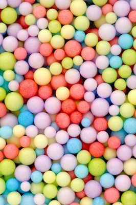 De nombreuses boules de polystyrène colorées
