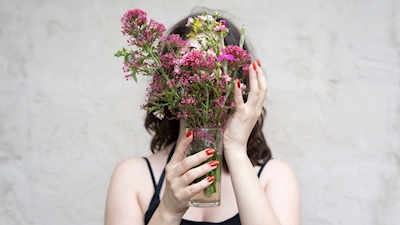 Frau mit einem Blumenstrauß