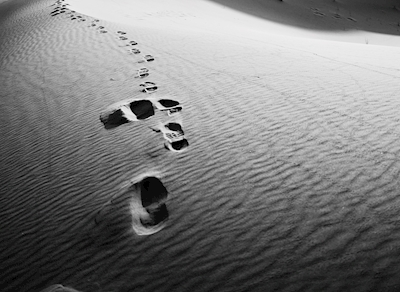Empreintes de pas dans le sable