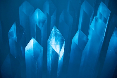 Blå skulpturerad is