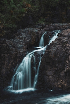 Watervallen in het diepe bos