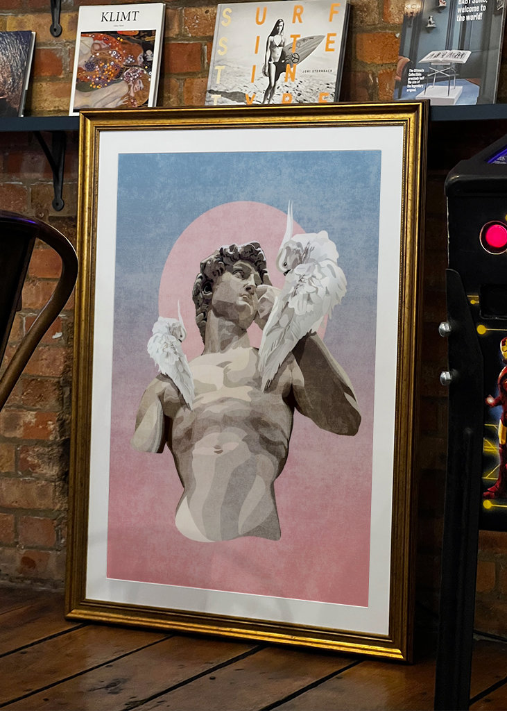 Statue af David med papegøjer