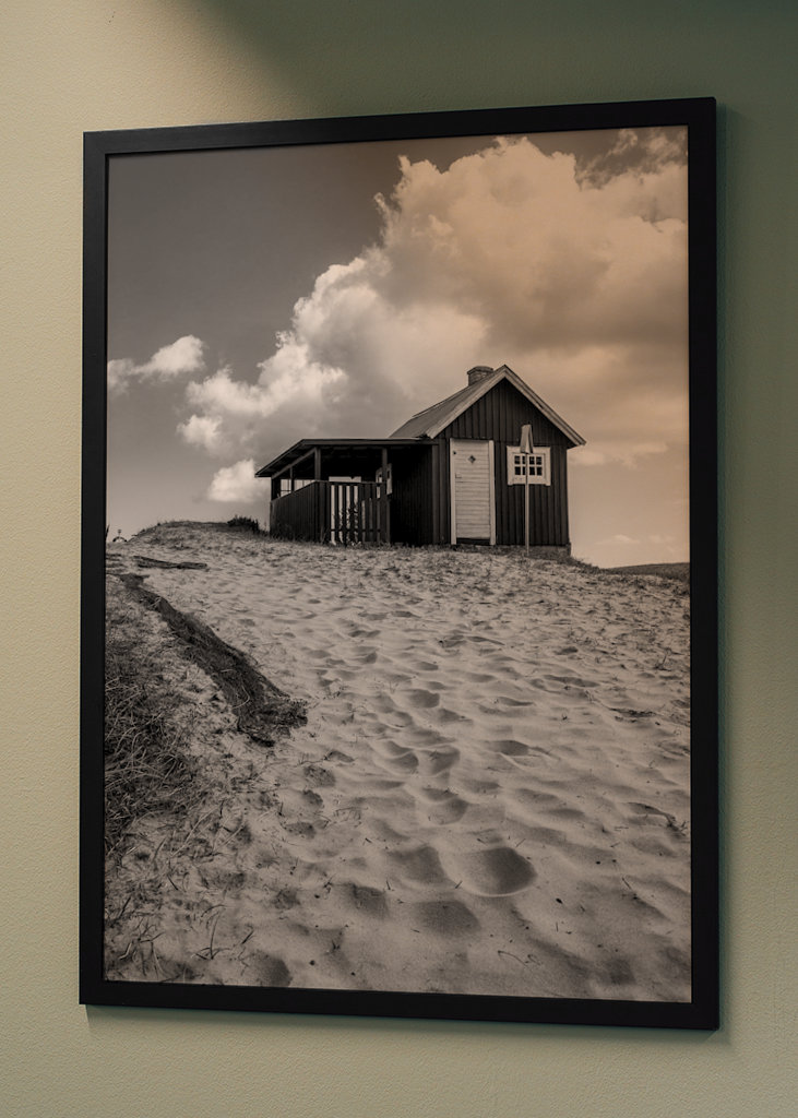 Fischerhäuschen am Sandstrand. 