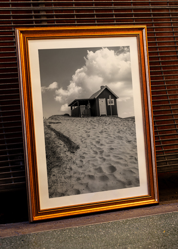 Fischerhäuschen am Sandstrand. 