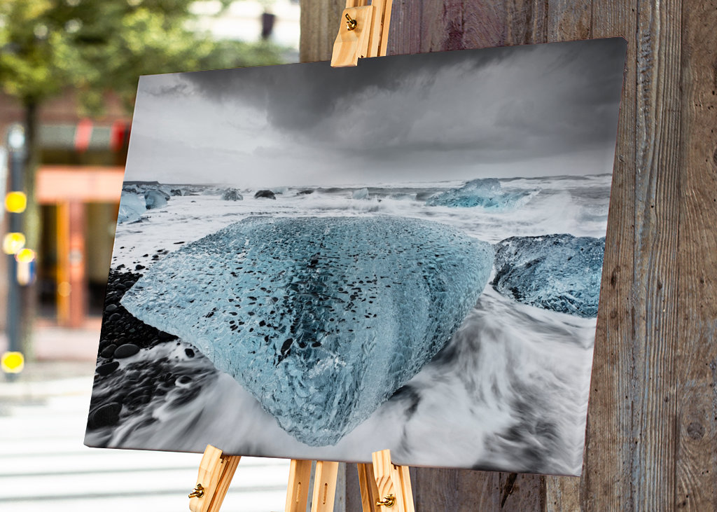 Eisblock in der Brandung