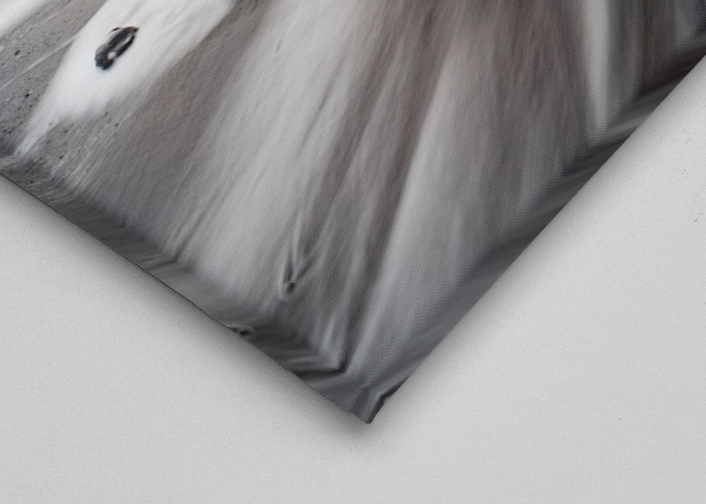 Eisblock am schwarzen Strand