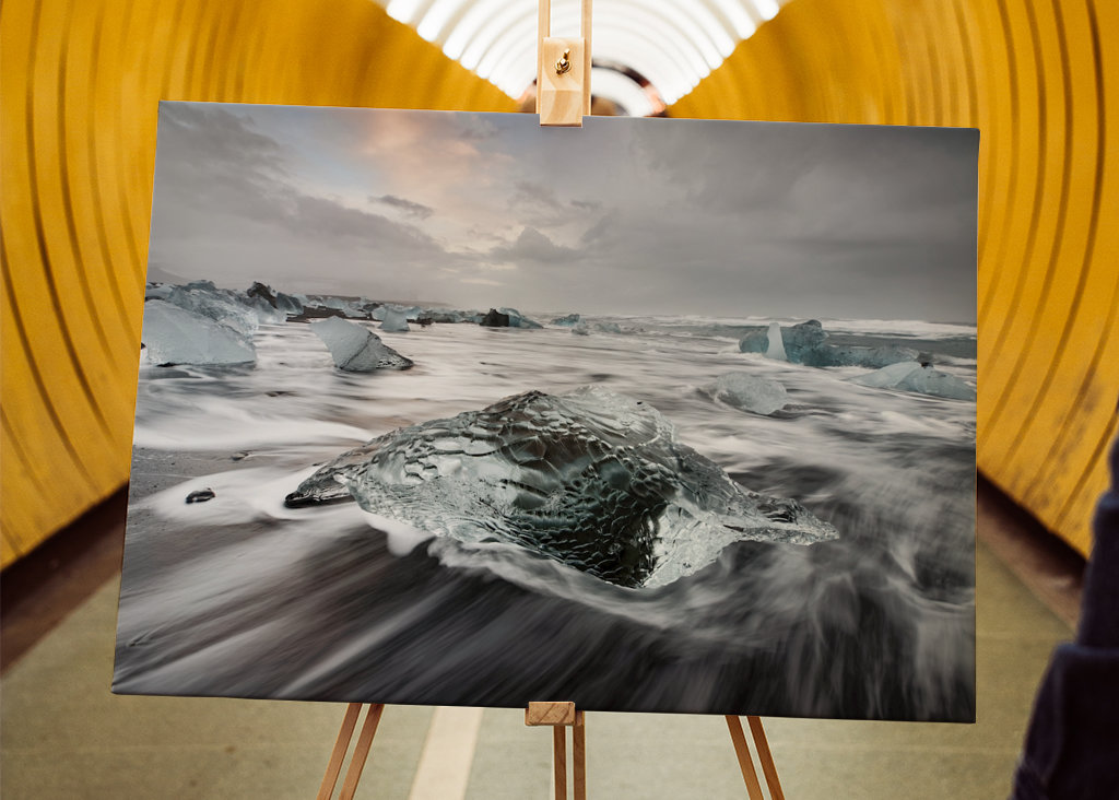 Eisblock am schwarzen Strand