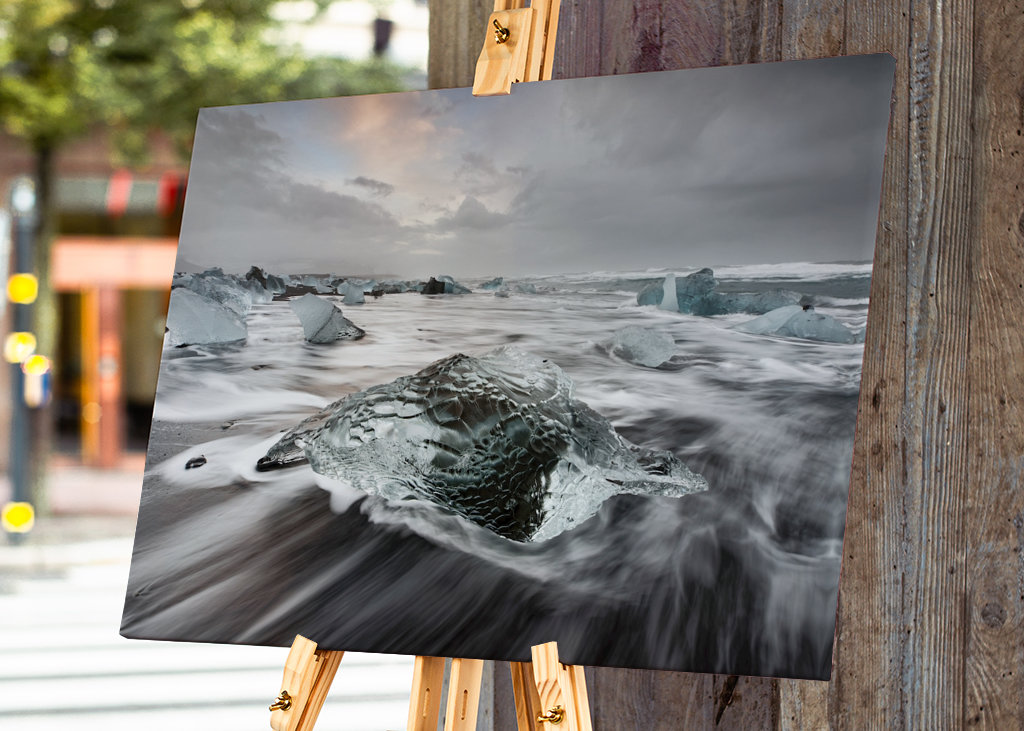 Eisblock am schwarzen Strand