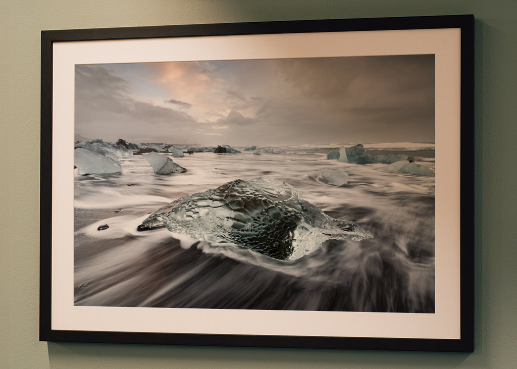 Eisblock am schwarzen Strand
