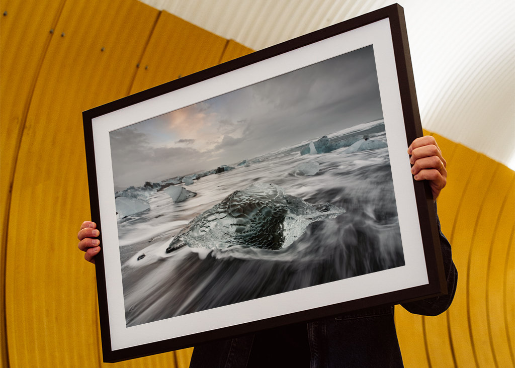 Eisblock am schwarzen Strand