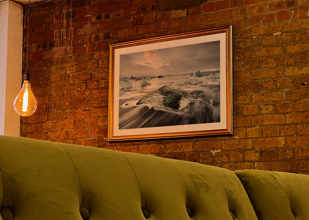 Eisblock am schwarzen Strand