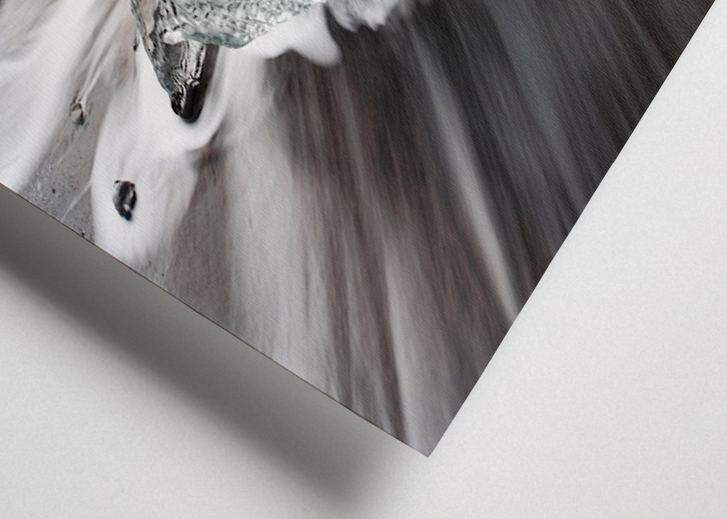 Eisblock am schwarzen Strand