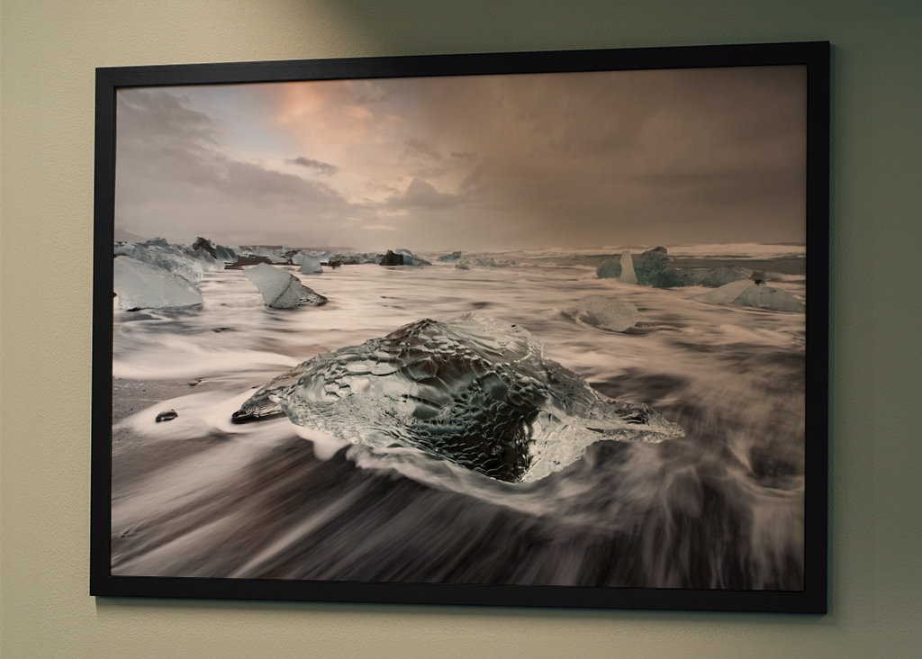 Eisblock am schwarzen Strand