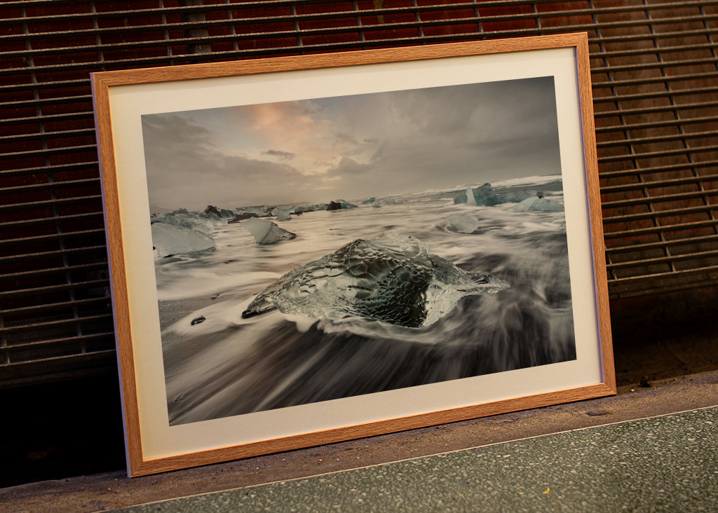 Eisblock am schwarzen Strand