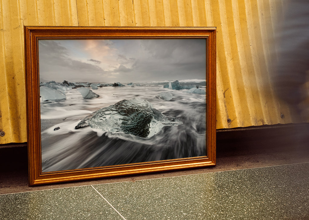 Eisblock am schwarzen Strand