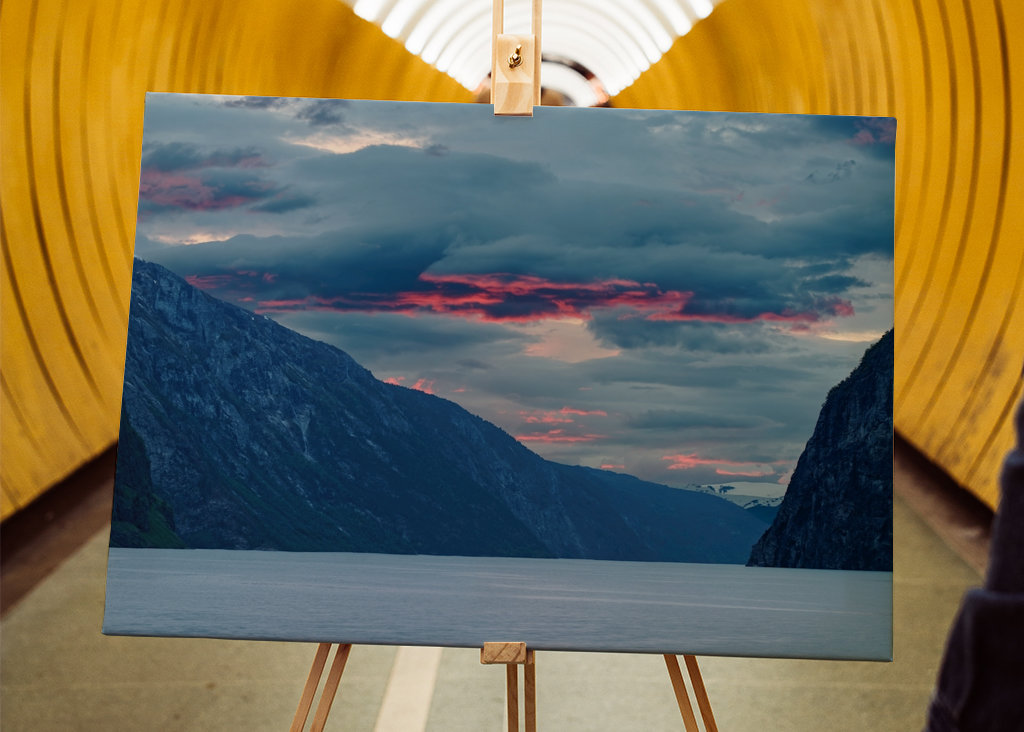 Rote Wolken am Fjord