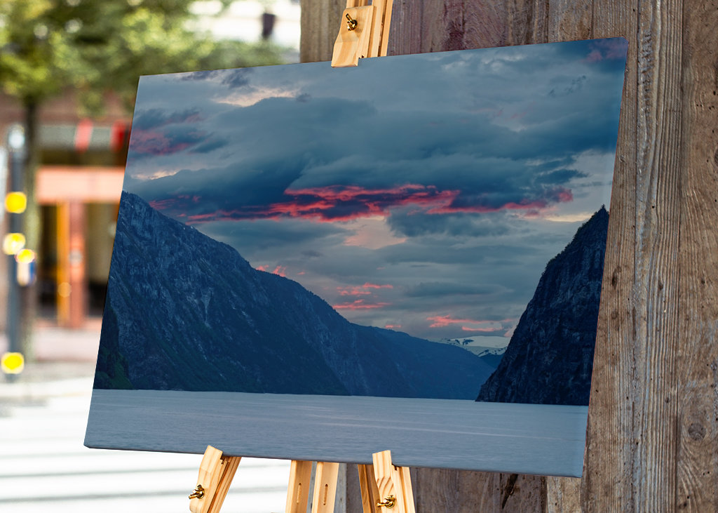 Rote Wolken am Fjord