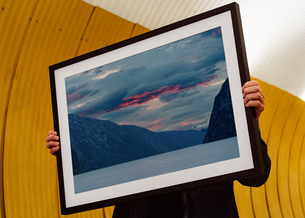 Rote Wolken am Fjord