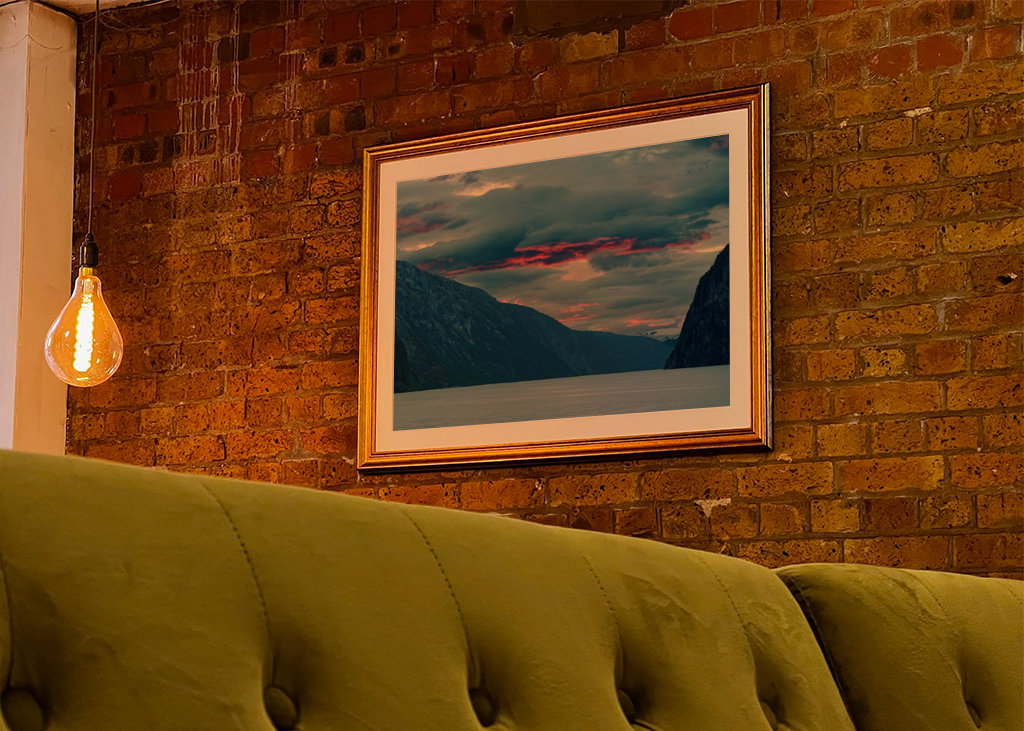 Rote Wolken am Fjord