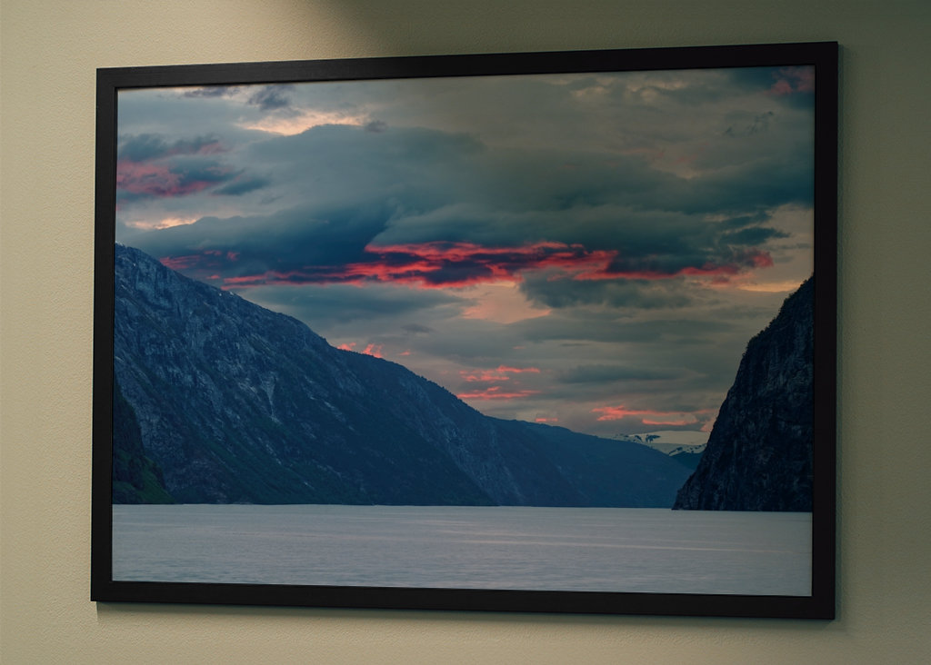 Rote Wolken am Fjord