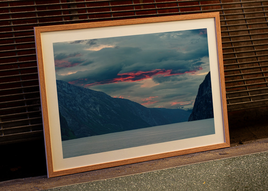 Rote Wolken am Fjord