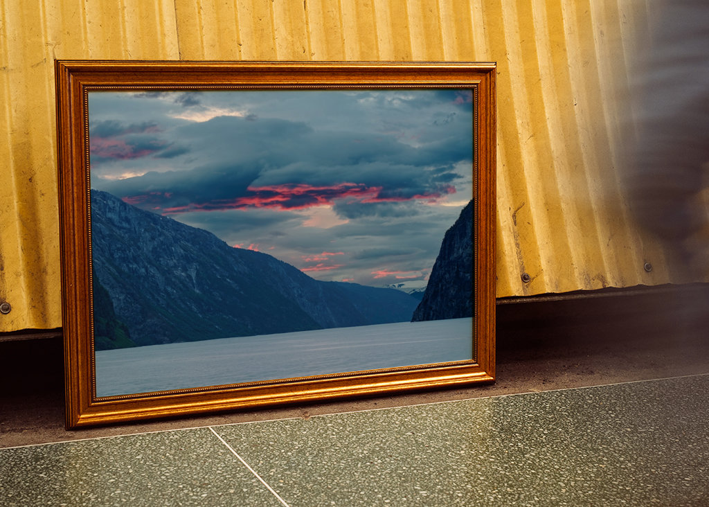 Rote Wolken am Fjord