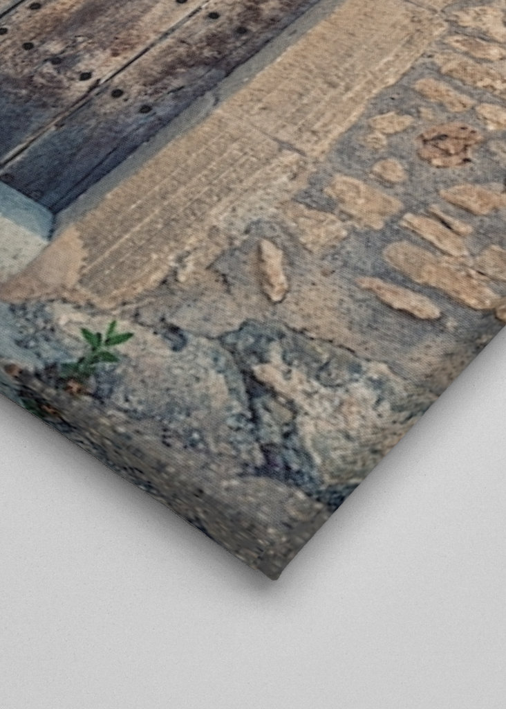 Puerta de madera antigua en pared de piedra