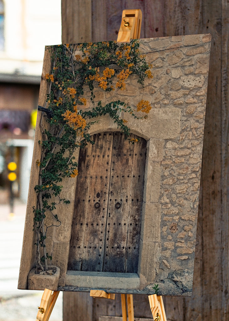 Puerta de madera antigua en pared de piedra