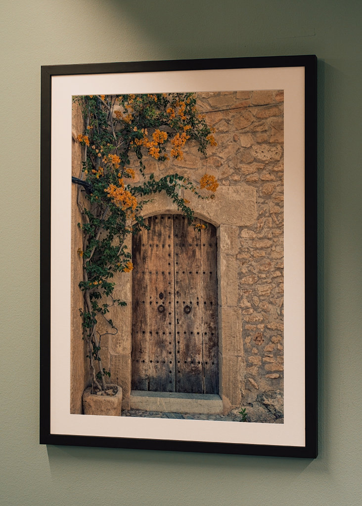 Puerta de madera antigua en pared de piedra