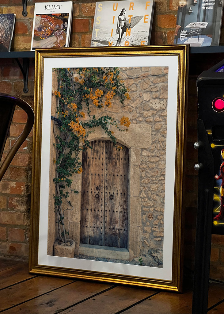 Puerta de madera antigua en pared de piedra