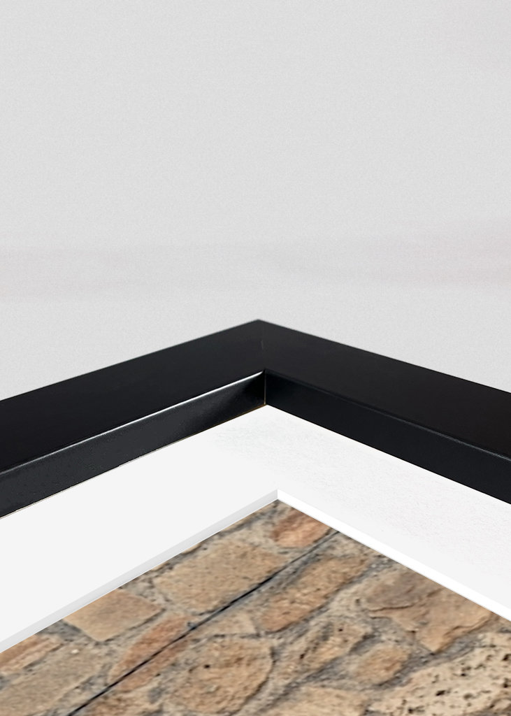 Puerta de madera antigua en pared de piedra