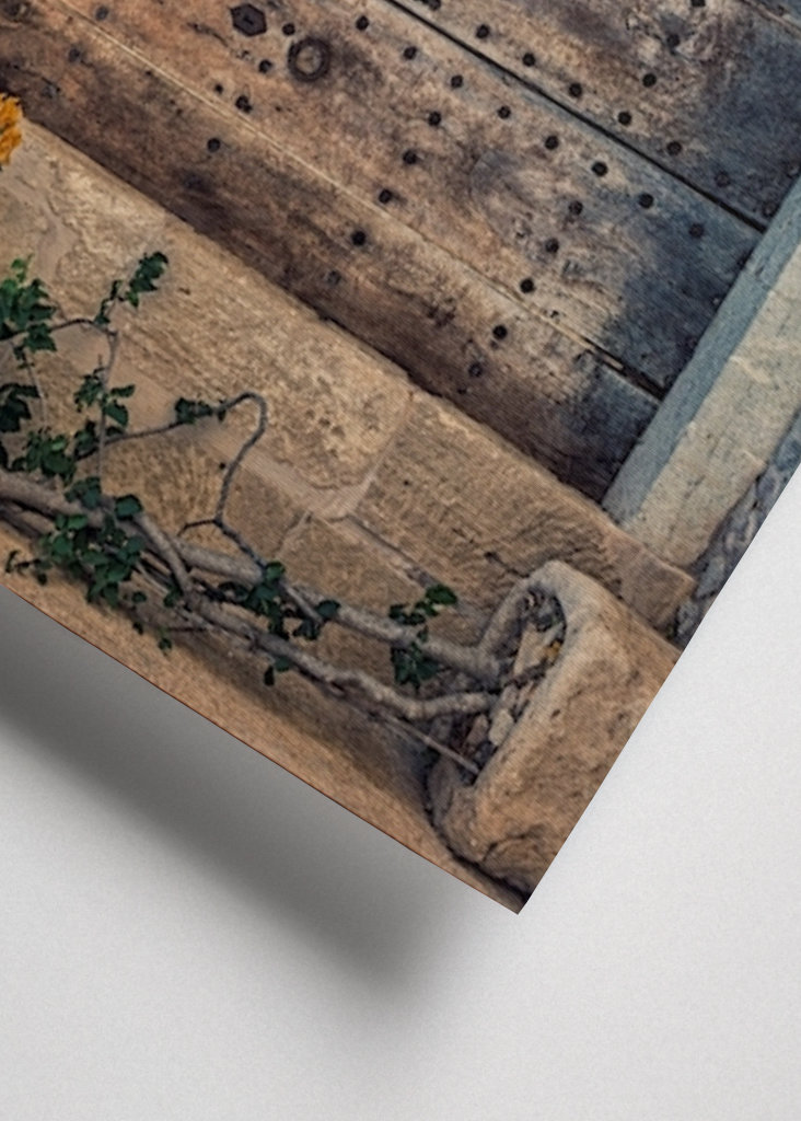 Puerta de madera antigua en pared de piedra