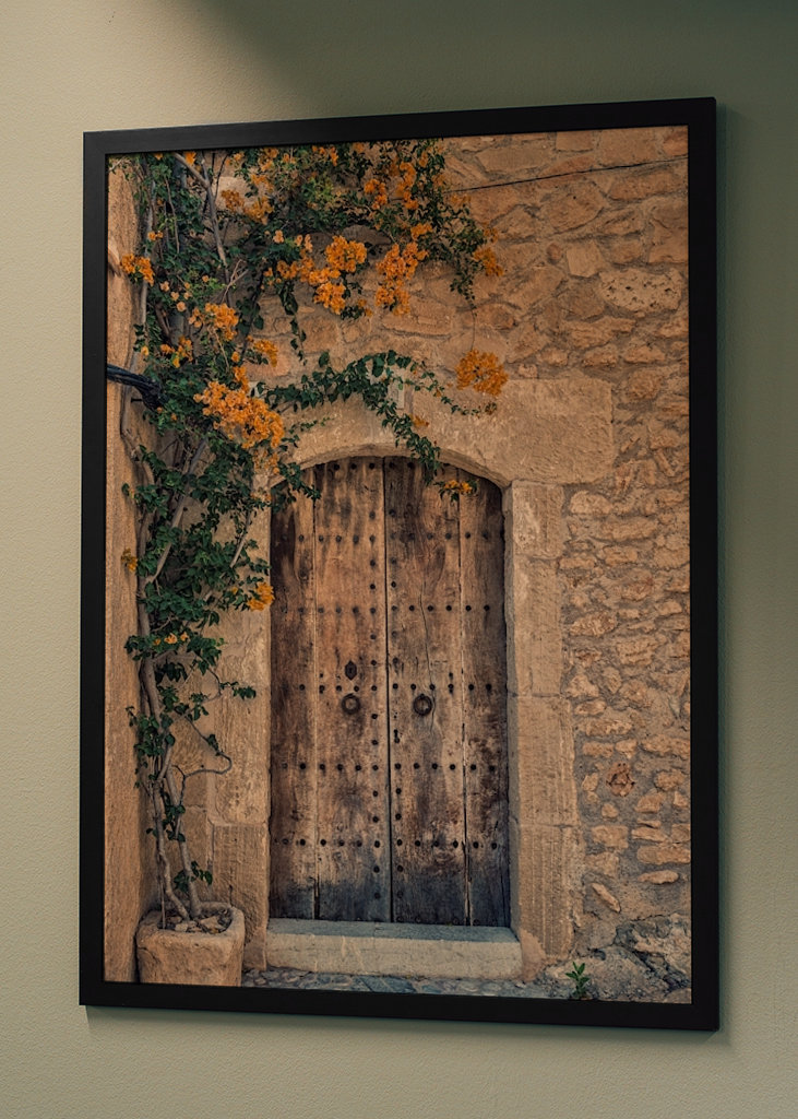 Puerta de madera antigua en pared de piedra