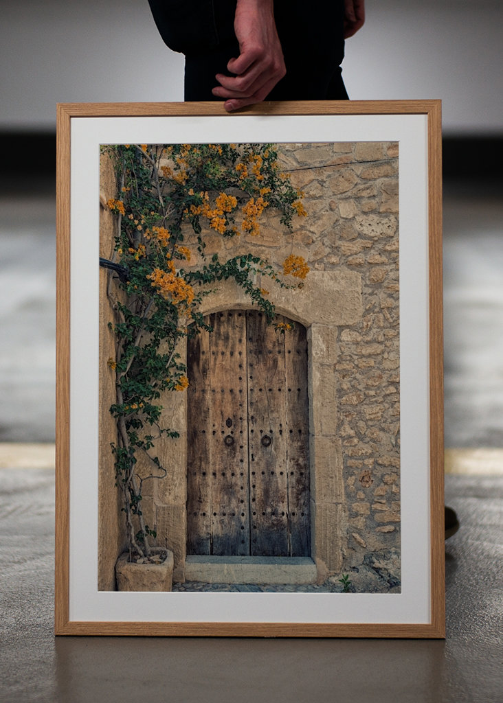 Puerta de madera antigua en pared de piedra