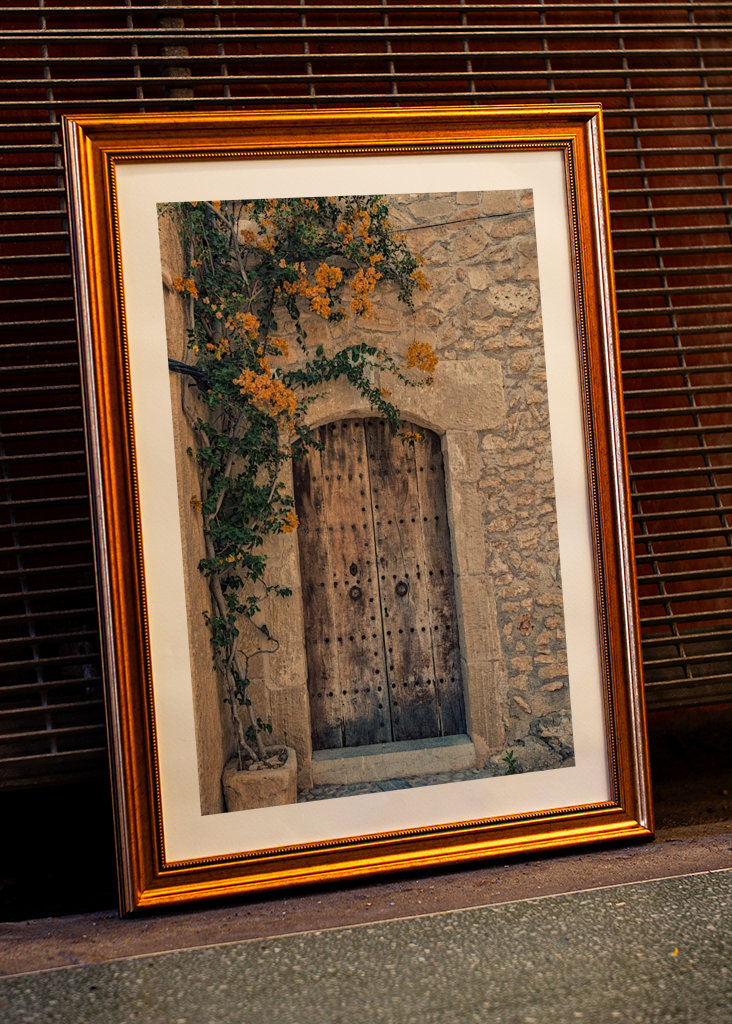 Puerta de madera antigua en pared de piedra