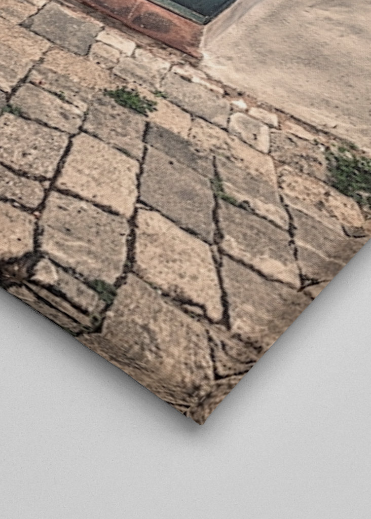 Modré dveře v bílé kamenné zdi