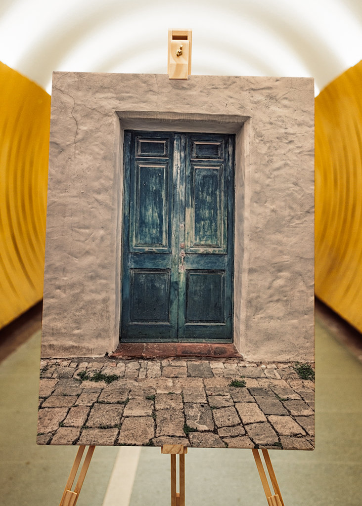 Modré dveře v bílé kamenné zdi