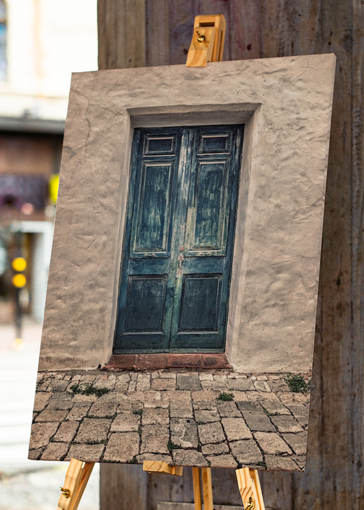 Modré dveře v bílé kamenné zdi