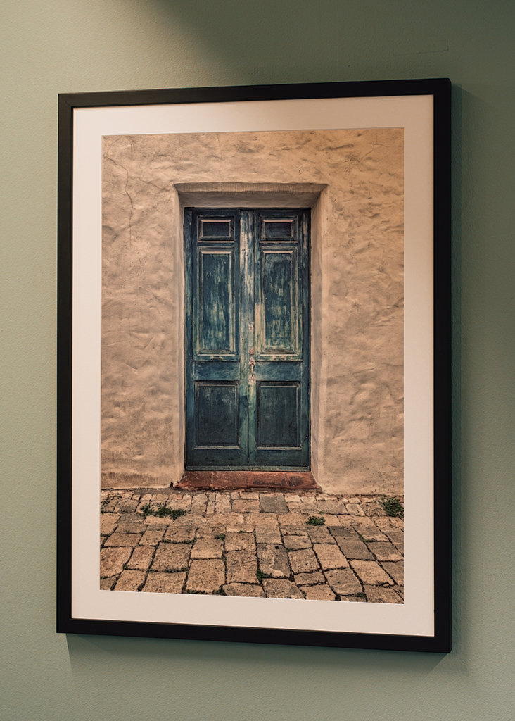 Modré dveře v bílé kamenné zdi