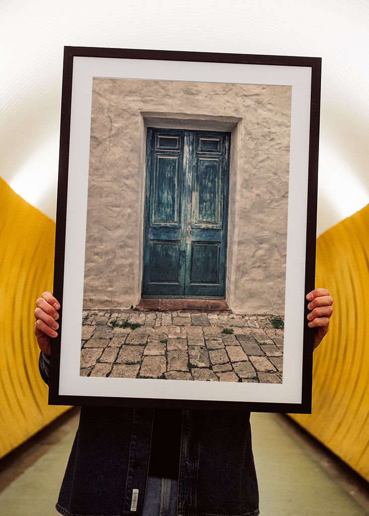 Modré dveře v bílé kamenné zdi