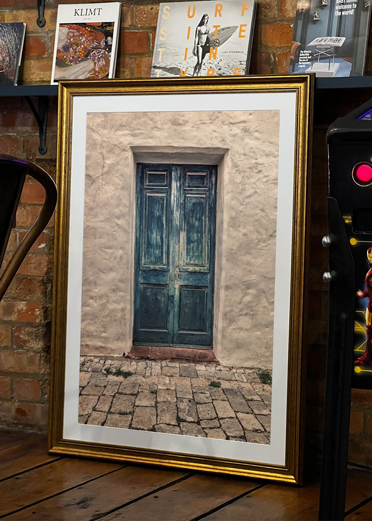 Modré dveře v bílé kamenné zdi