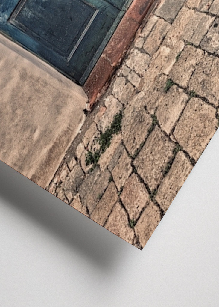 Modré dveře v bílé kamenné zdi