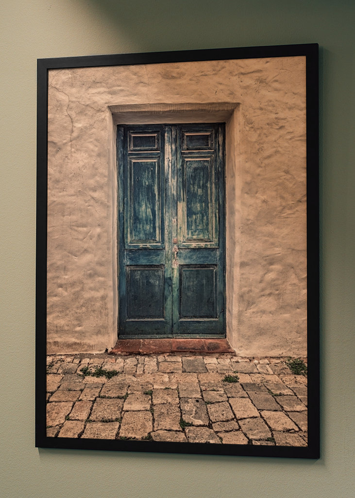 Modré dveře v bílé kamenné zdi