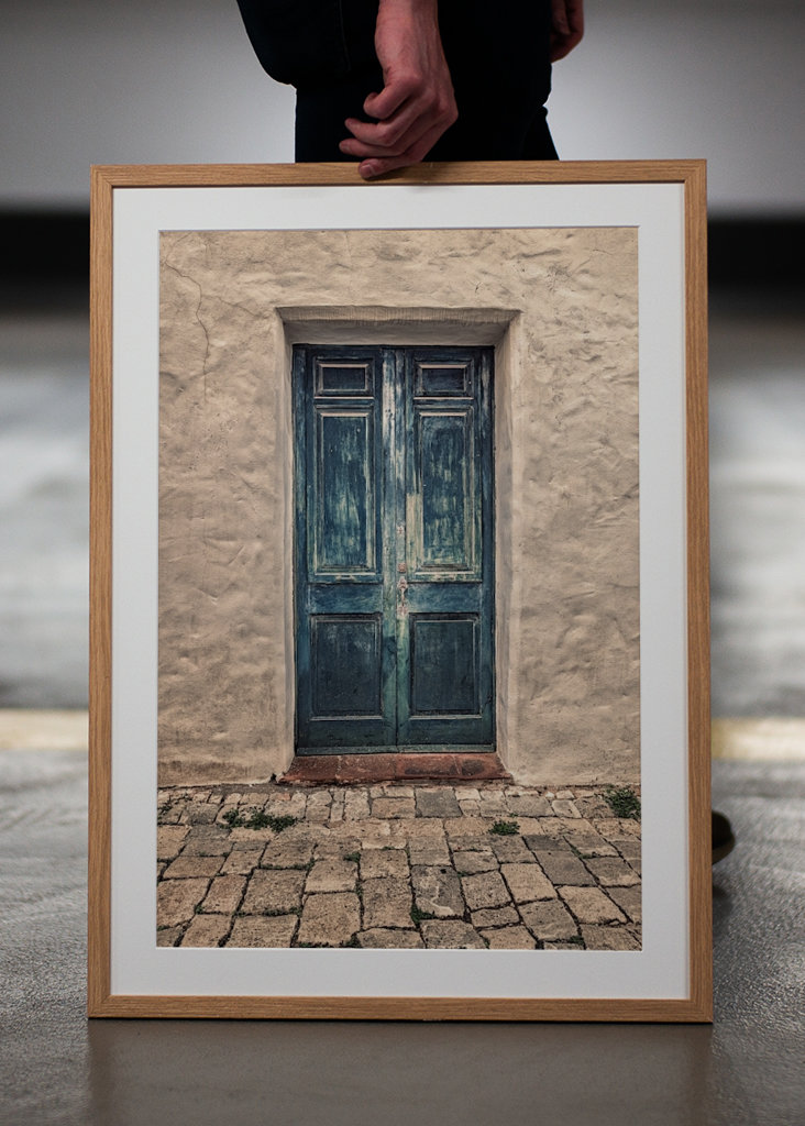 Modré dveře v bílé kamenné zdi