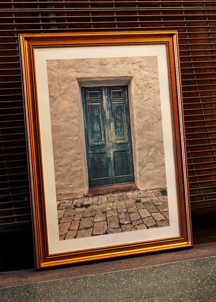 Modré dveře v bílé kamenné zdi