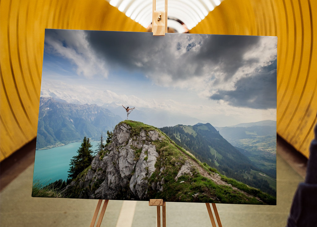 De pie en la cima y bailando